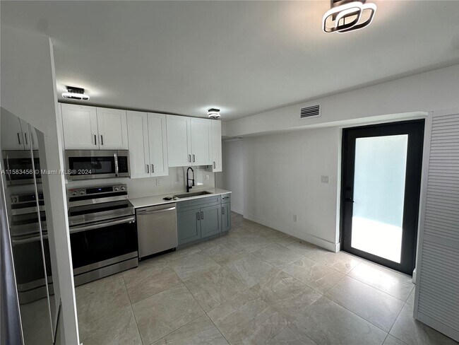 911 79th Terrace-Unit -C in Miami Beach, FL - Building Photo - Building Photo