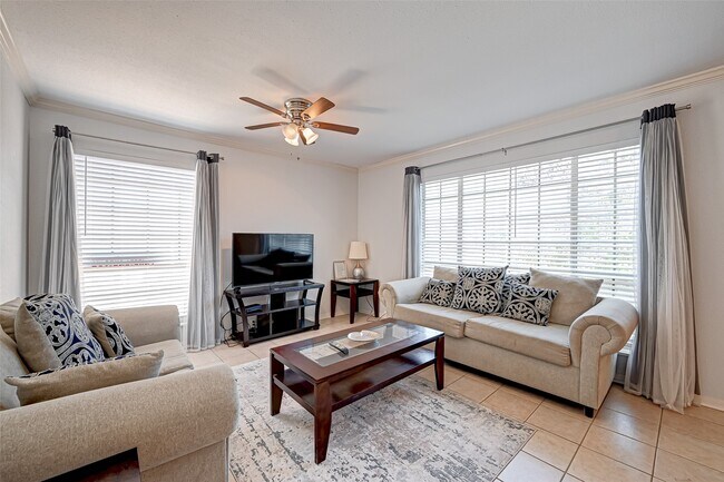 2201 Fountain View Dr in Houston, TX - Foto de edificio - Building Photo