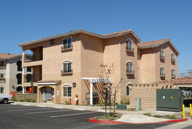 305 W Grand Blvd in Corona, CA - Building Photo - Building Photo