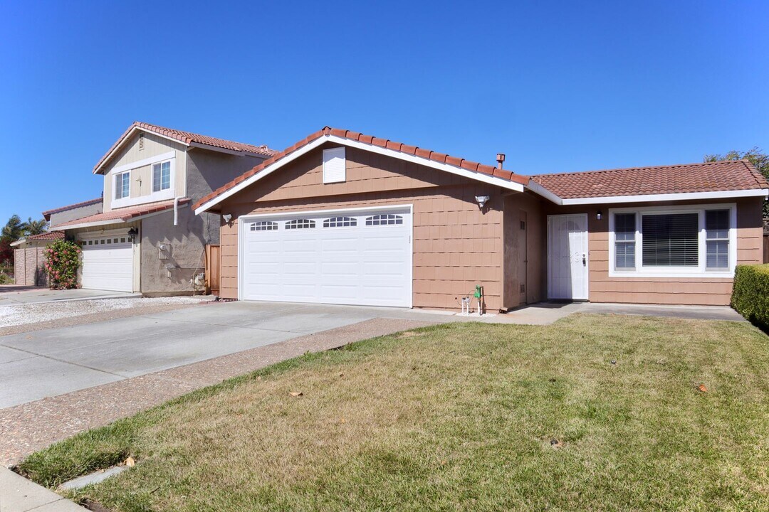 33025 Calistoga St in Union City, CA - Building Photo