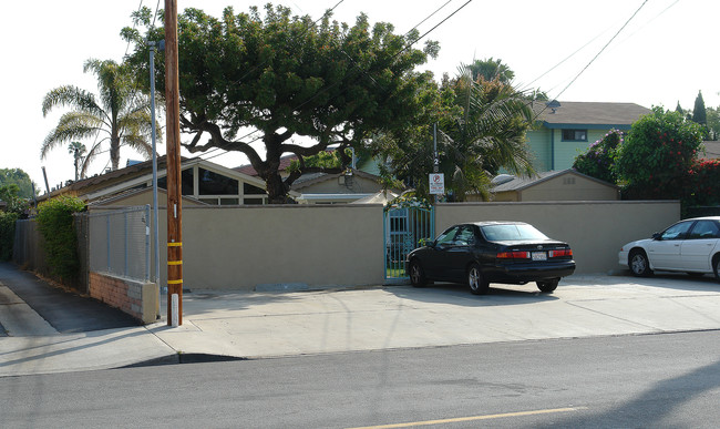 128 E 21st St in Costa Mesa, CA - Foto de edificio - Building Photo