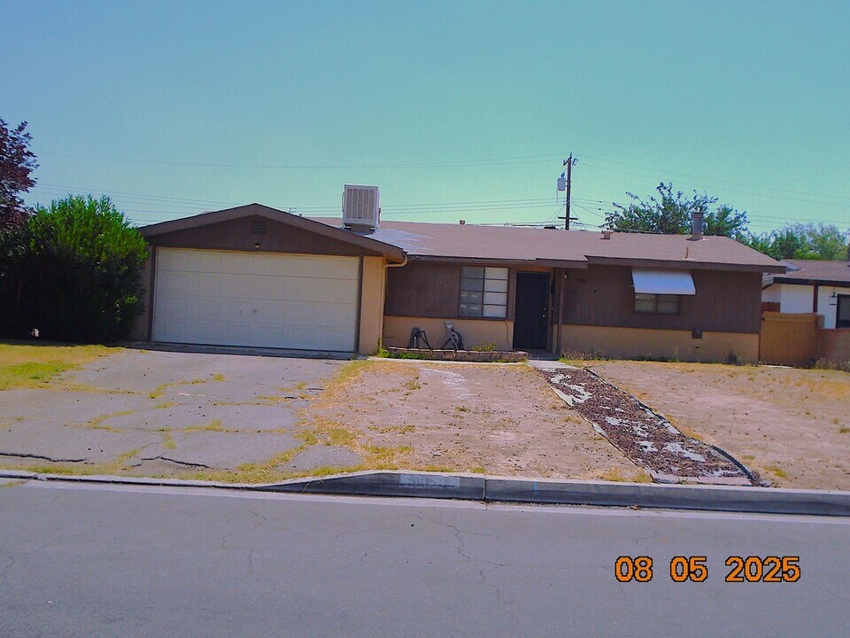 44920 Lorimer Ave in Lancaster, CA - Building Photo