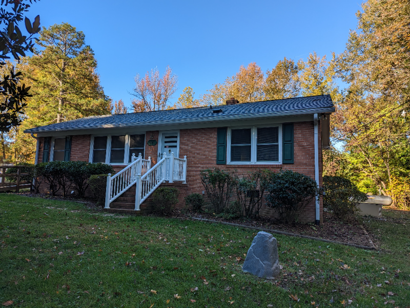 5130 Charlston Rd in Pleasant Garden, NC - Foto de edificio