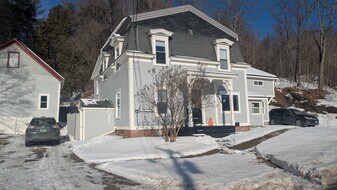 4401 US Route 5 N, Unit 1 in St Johnsbury, VT - Building Photo