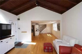 22 Van Ness St in Norwalk, CT - Foto de edificio - Building Photo