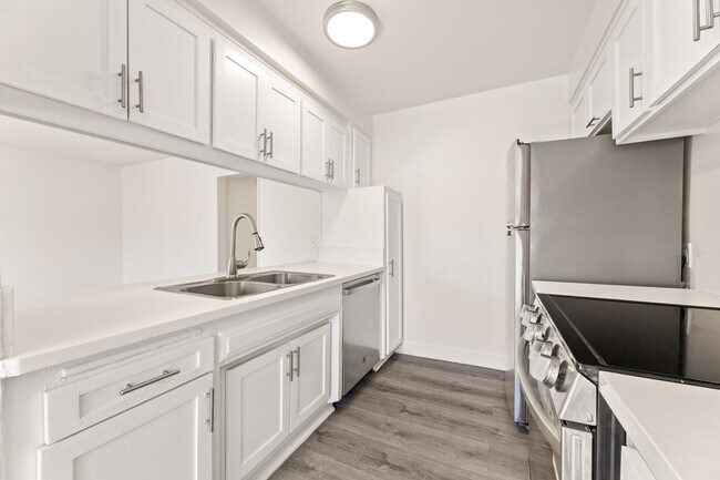 Lindley Apartments in Northridge, CA - Foto de edificio - Building Photo