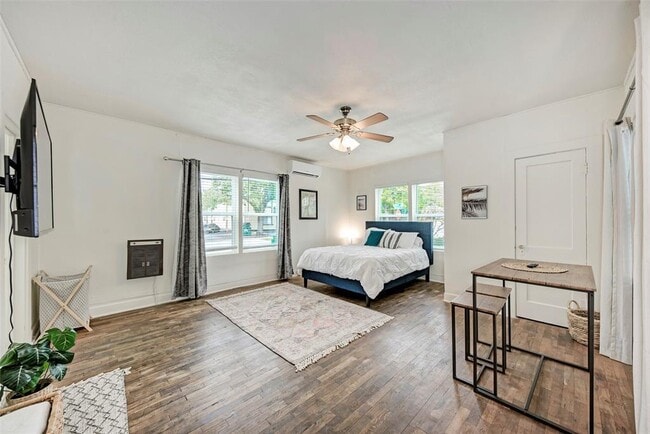 property at 915 W 21st St