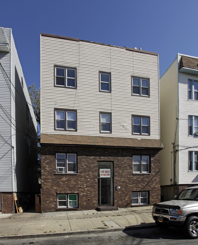 196 Lembeck Ave in Jersey City, NJ - Building Photo - Building Photo