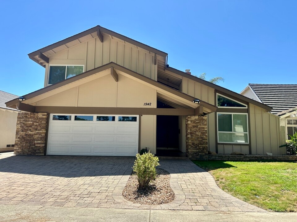 1942 Brookshire Ave in Tustin, CA - Foto de edificio