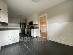 166 Cariboo Rd in Kelowna, BC - Building Photo - Building Photo