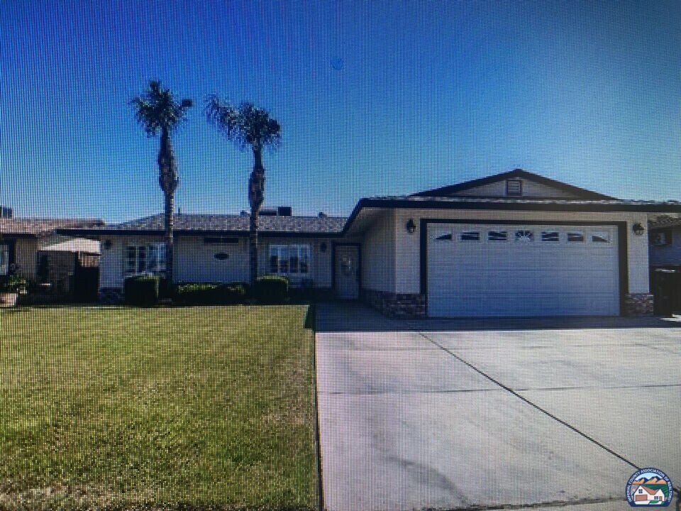 1757 Ocotillo Dr in El Centro, CA - Building Photo