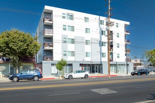 7343 Reseda Blvd in Reseda, CA - Building Photo