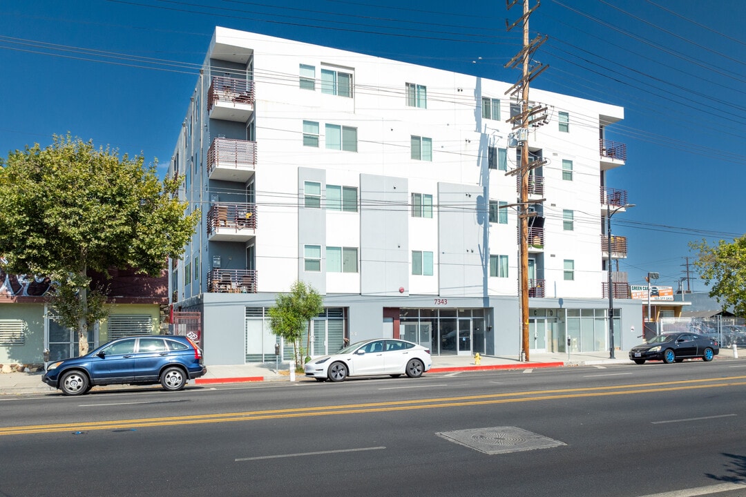 7343 Reseda Blvd in Reseda, CA - Building Photo