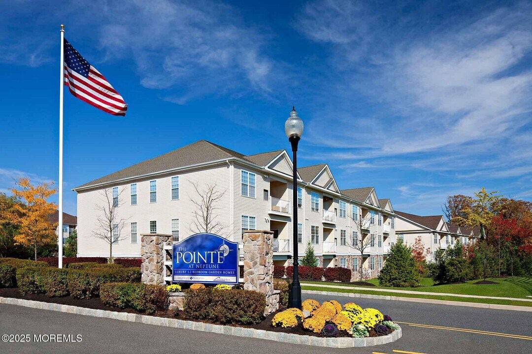 435 Timber Ridge Ct in Neptune City, NJ - Building Photo