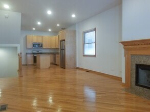 1321 W Belmont Ave, Unit 1 in Chicago, IL - Foto de edificio - Building Photo
