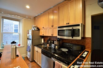 79 Thatcher St, Unit 201 in Brookline, MA - Building Photo - Building Photo