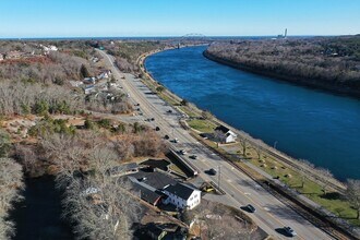 825 Scenic Hwy in Bourne, MA - Foto de edificio - Building Photo