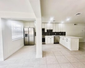 19 Colonial Club Dr in Boynton Beach, FL - Building Photo - Building Photo