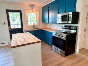 65 Summer St-Unit -Unit 2 in Waterville, ME - Foto de edificio - Building Photo