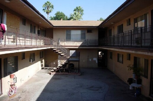 13135 Vanowen St in North Hollywood, CA - Foto de edificio - Building Photo