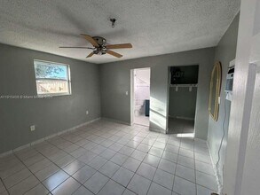 450 NW 43rd Pl in Miami, FL - Building Photo - Building Photo
