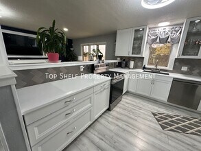 407 S Clark Ave in Prairie City, IA - Building Photo - Building Photo