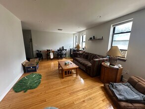 110 Riverway, Unit 2 in Boston, MA - Foto de edificio - Building Photo
