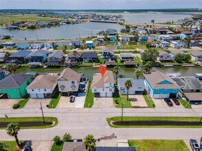 70 Tarpon St in Hitchcock, TX - Building Photo - Building Photo