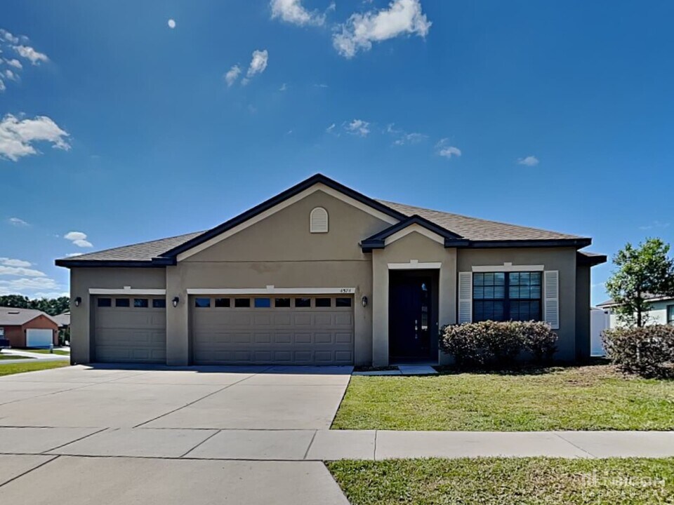 4574 Barbuda Dr in Tavares, FL - Foto de edificio