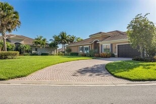 13429 Coronado Dr in Naples, FL - Building Photo