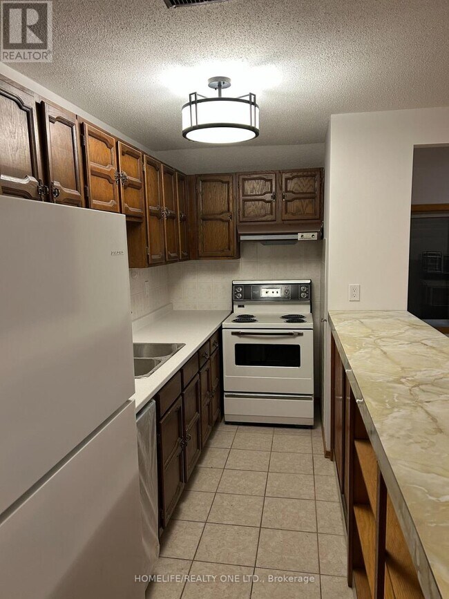 1402 Kingston Rd in Toronto, ON - Building Photo - Building Photo