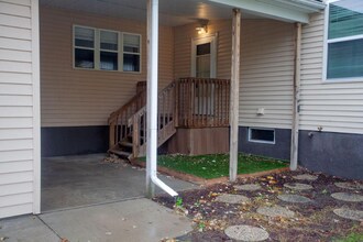 1096 Eastern Ave in Marengo, IA - Building Photo - Building Photo