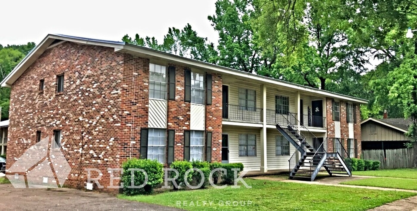 Chanticleer Apartments in Columbus, MS - Building Photo