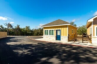 705 Fifth St, Unit Comfort Senior Living - B in Comfort, TX - Foto de edificio - Building Photo