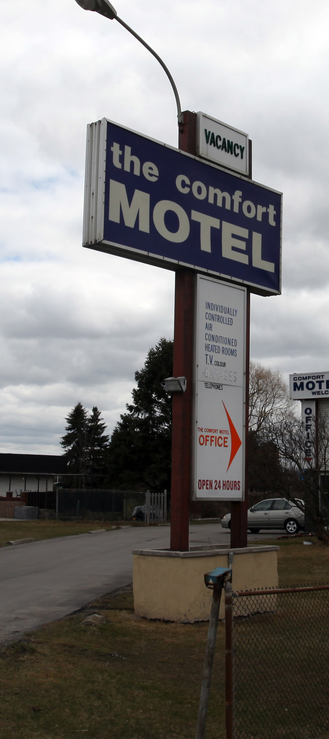 The Comfort Motel in East Gwillimbury, ON - Building Photo - Building Photo