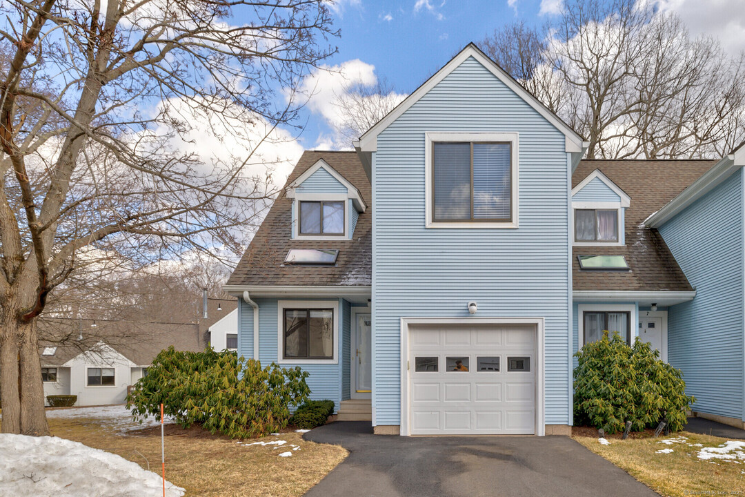 8 Evergreen Trail in Farmington, CT - Building Photo