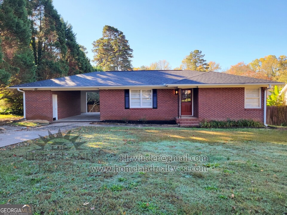 261 E Broad St in Winder, GA - Building Photo