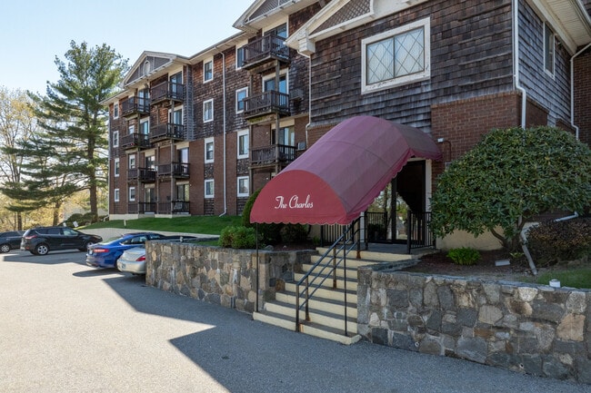 The Charles in North Providence, RI - Foto de edificio - Building Photo