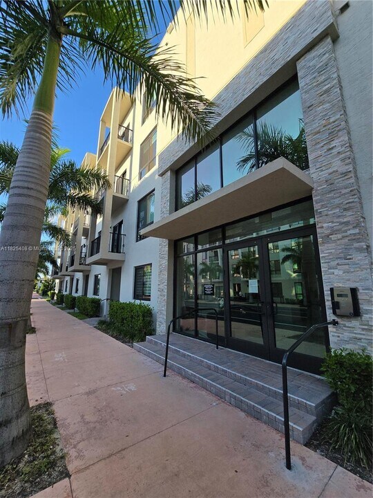 8167 NW 41st St in Doral, FL - Building Photo