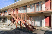 Capitol Village in Tallahassee, FL - Foto de edificio - Building Photo