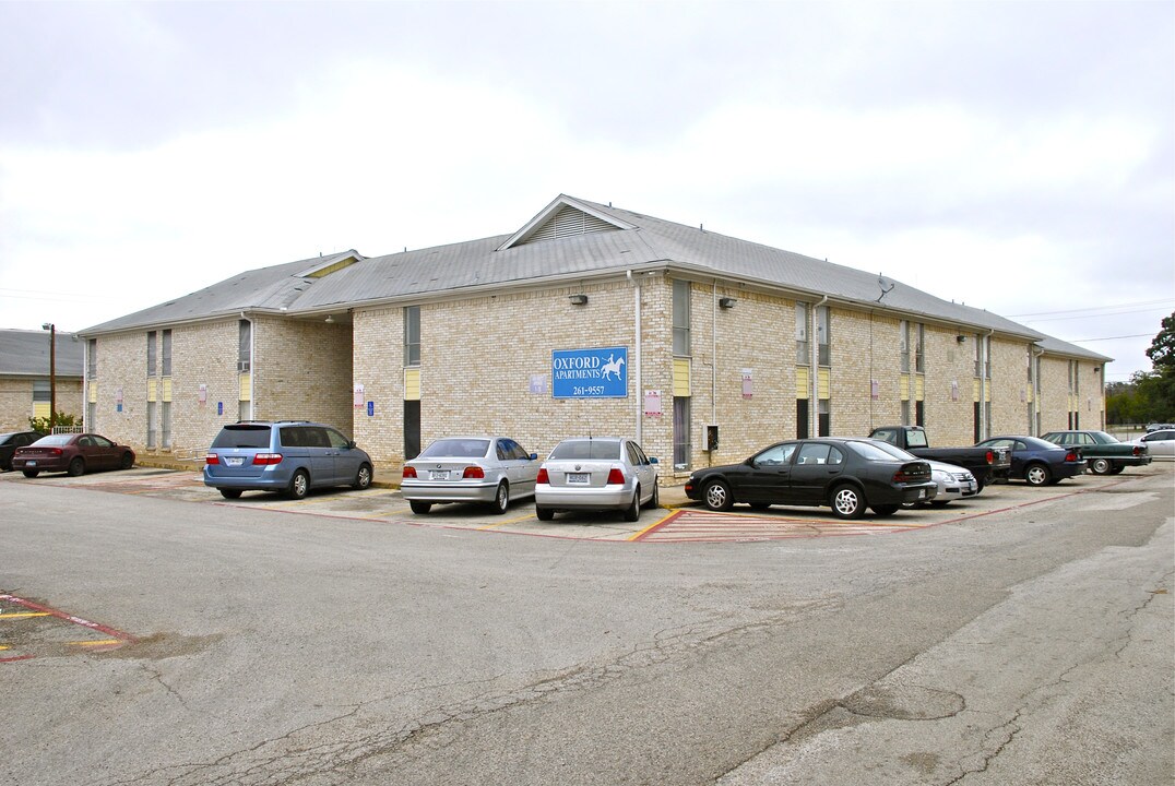 Oxford Apartments in Arlington, TX - Building Photo