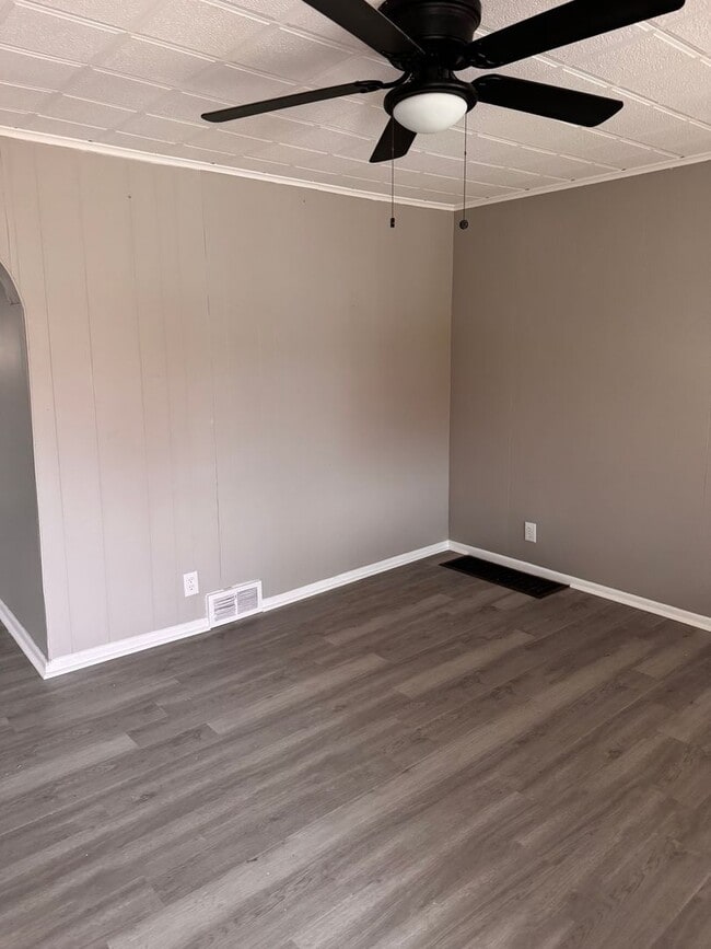 1047 Hamilton Ave in Farrell, PA - Building Photo - Building Photo