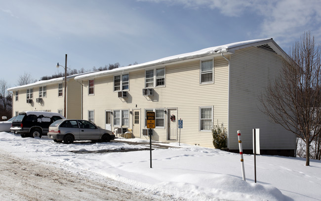 Crossroads Apartments in Mt Hope, WV - Foto de edificio - Building Photo