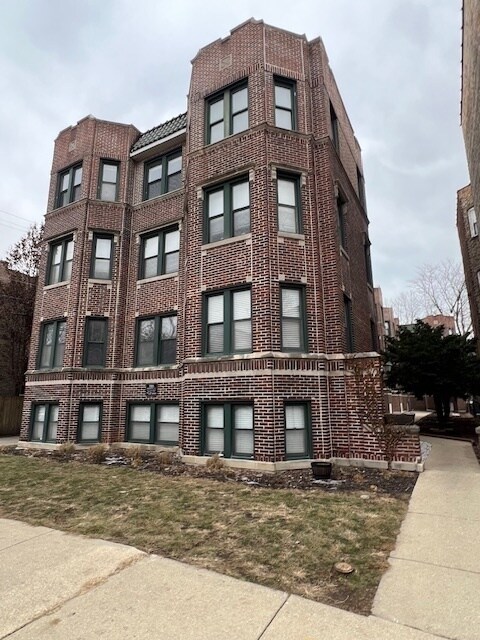 property at 3845 N Greenview Ave