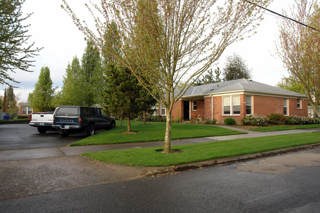 Irvington Court in Portland, OR - Building Photo - Building Photo