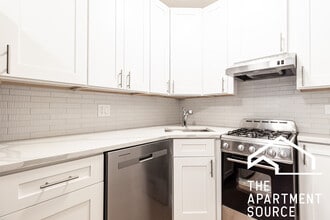 516 W Cornelia Ave in Chicago, IL - Building Photo - Building Photo