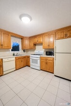 46 Turkey Hill Rd in Newington, CT - Building Photo - Building Photo