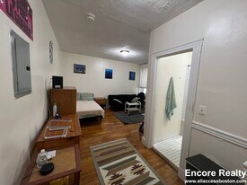 386 Riverway, Unit 3 in Boston, MA - Building Photo