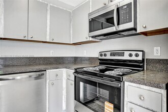 5441 SW 41st St in Pembroke Park, FL - Building Photo - Building Photo