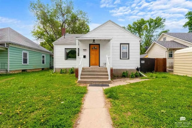 property at 723 W 5th St